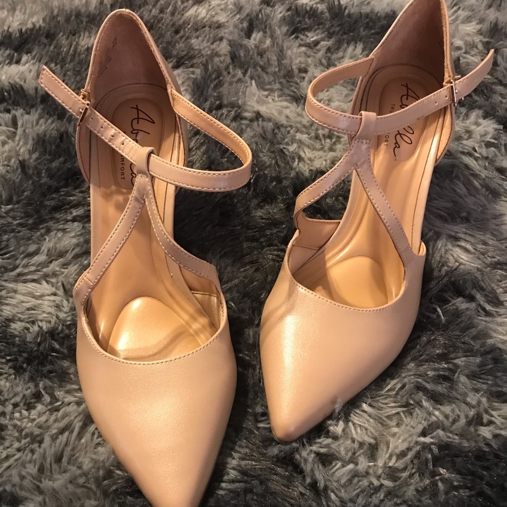 Abella Seneca Pump Size 9 1/2M